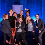 Groepsfoto met 8 leden van theatergroep Volta Projects.